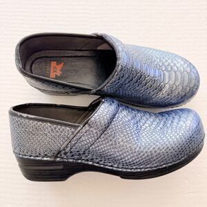 Dansko XP Professional Clog Shoes EU 41 Bluish Silver Leather Snake Emboss